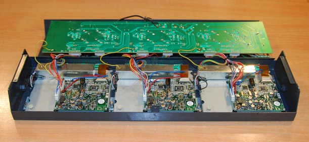 Los tres monitores vistos desde atràs