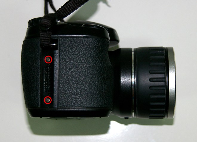 Tornillos del lateral izquierdo. Son de mayor tamaño que el resto.