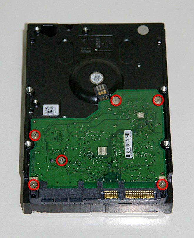 Desmontaje de la placa de control del disco duro