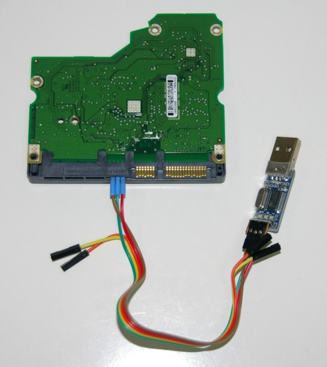 Placa del disco duro conectada al conversor USB-UART