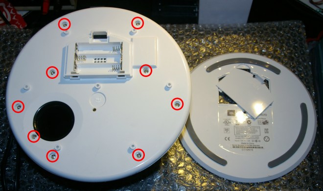 Ubicación de los tornillos de la cubierta inferior