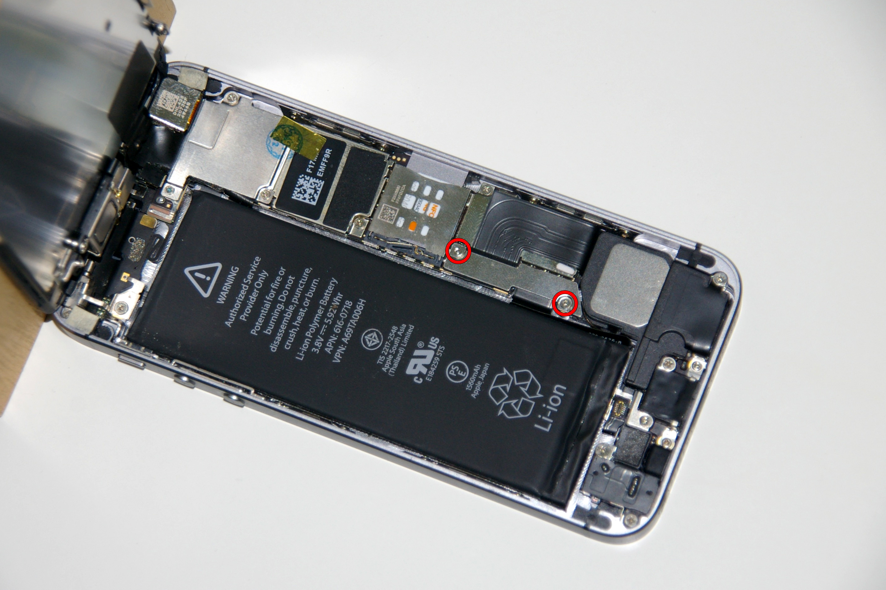 iphone5s_08_tornillos-bat