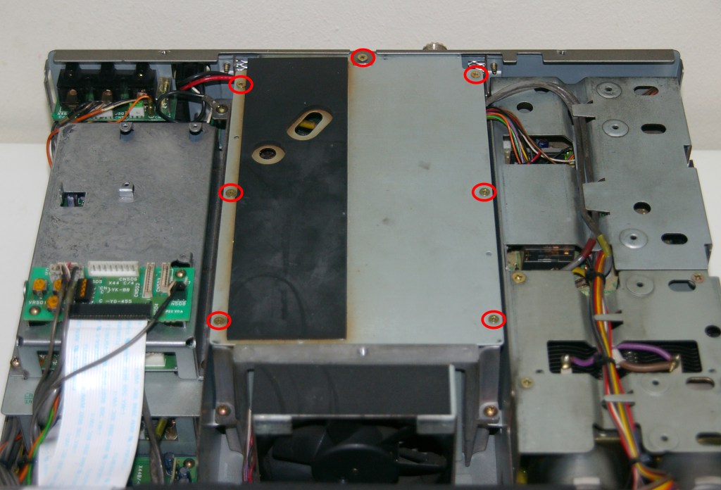 Acceso a la zona de potencia, donde está el conector de alimentación