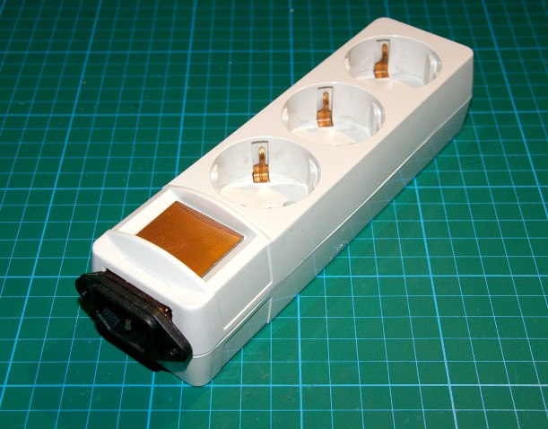 Regleta con filtro EMI acabada