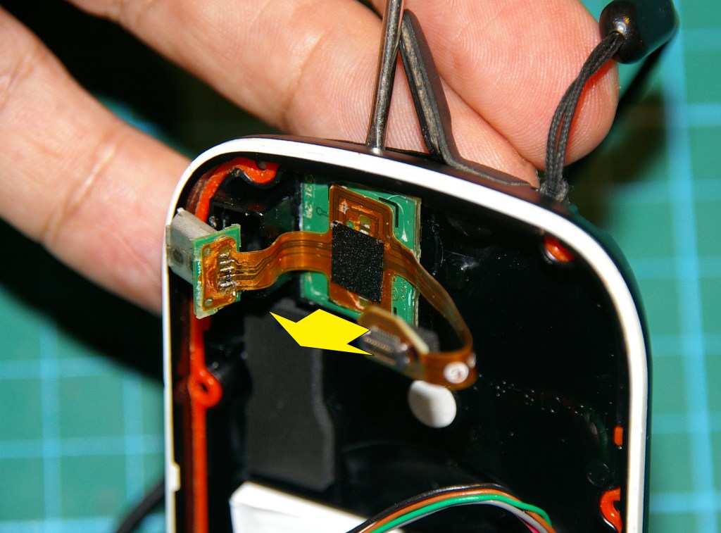 Extracción del conjunto lector MicroSD y conector USB