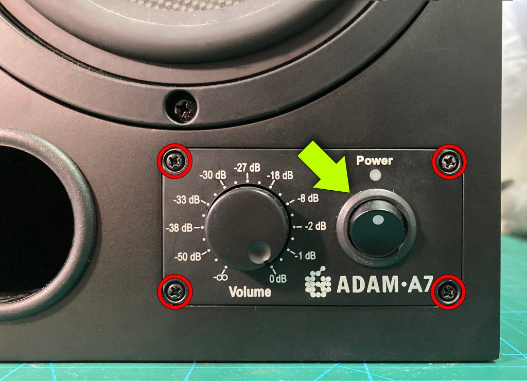 Imagen del panel de mandos con los tornillos a extraer marcados. Una flacha señala el interruptor defectuoso.