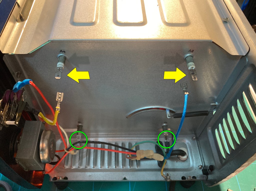 La imagen muestra la desconexión de las resistencias superiores, que son dos y van en serie.