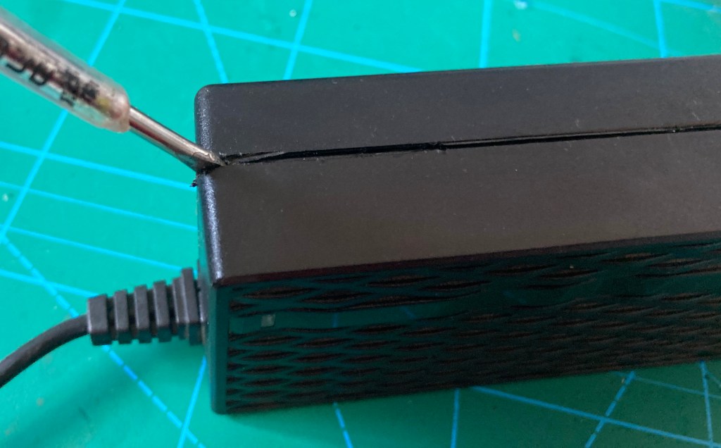 Apertura de la carcasa mediante palanca entre los pla´sticos