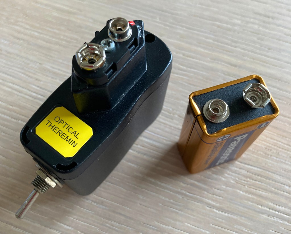 Theremin portable montado en la caja de una pequeña fuente de alimentación USB