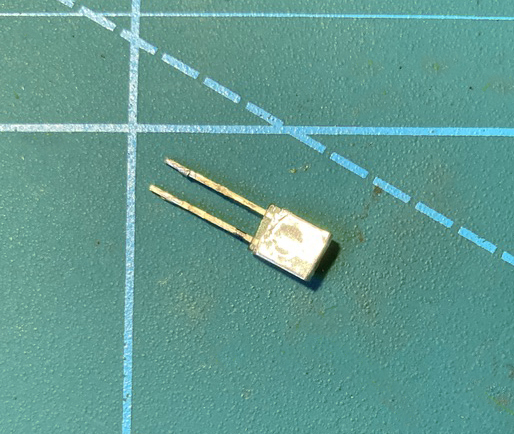 Sensor con pegatina metálica en su cara posterior