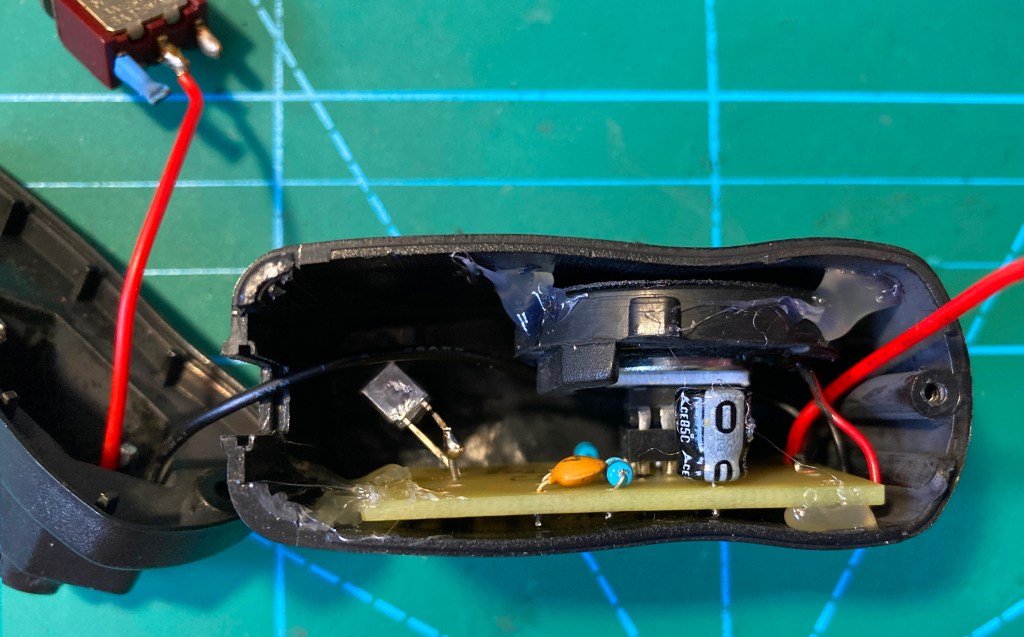 Interior de la caja con el circuito ya instalado