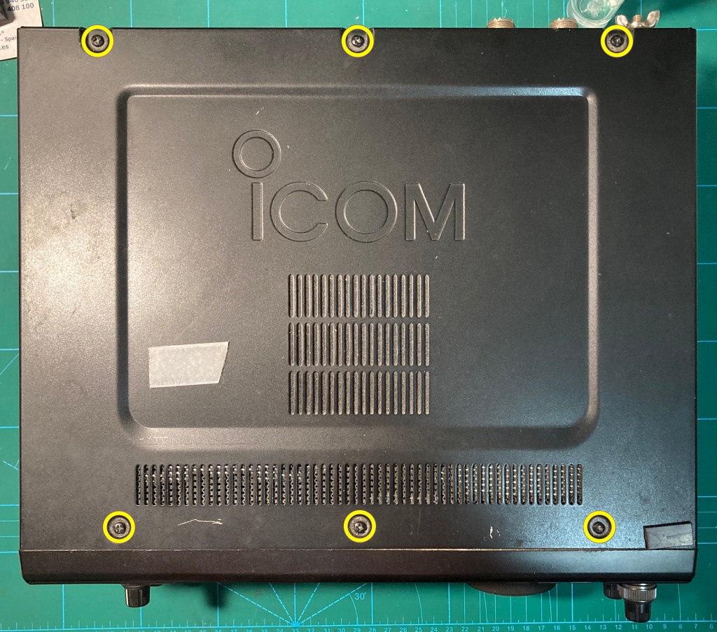 Apertura del Icom IC-7600 - Paso 1 de 3 - Vista superior