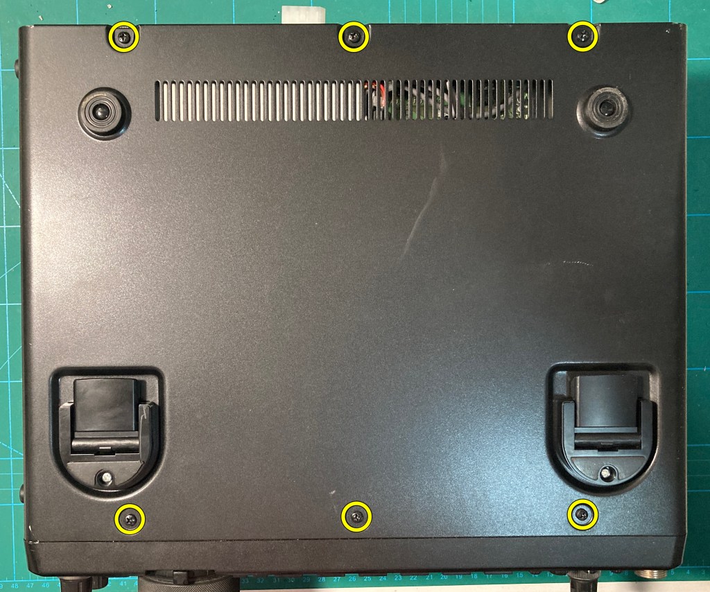 Apertura del Icom IC-7600 - Paso 3 de 3 - Vista inferior