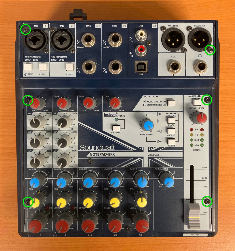 Tornillos del panel superior a extraer