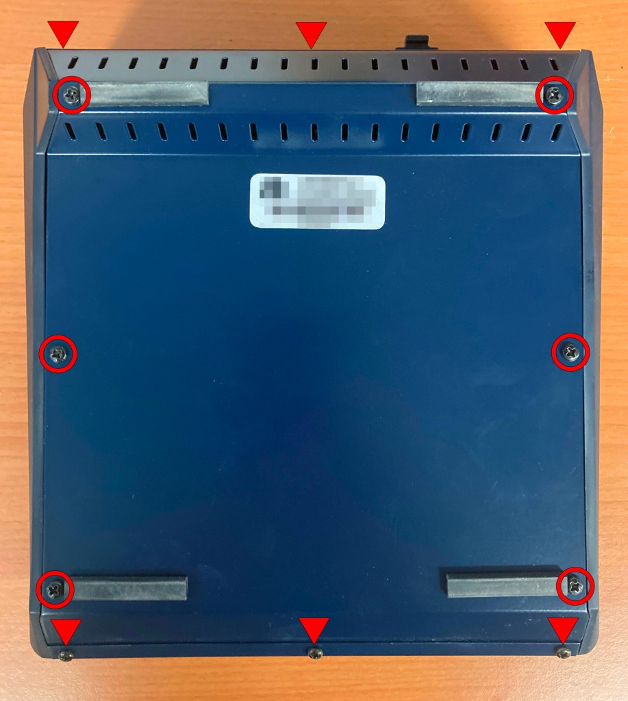 Tornillos del panel inferior a extraer