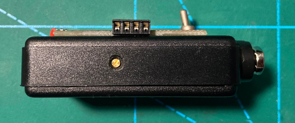 Detalle del zócalo de conexión y el orificio de ajuste del MT3608