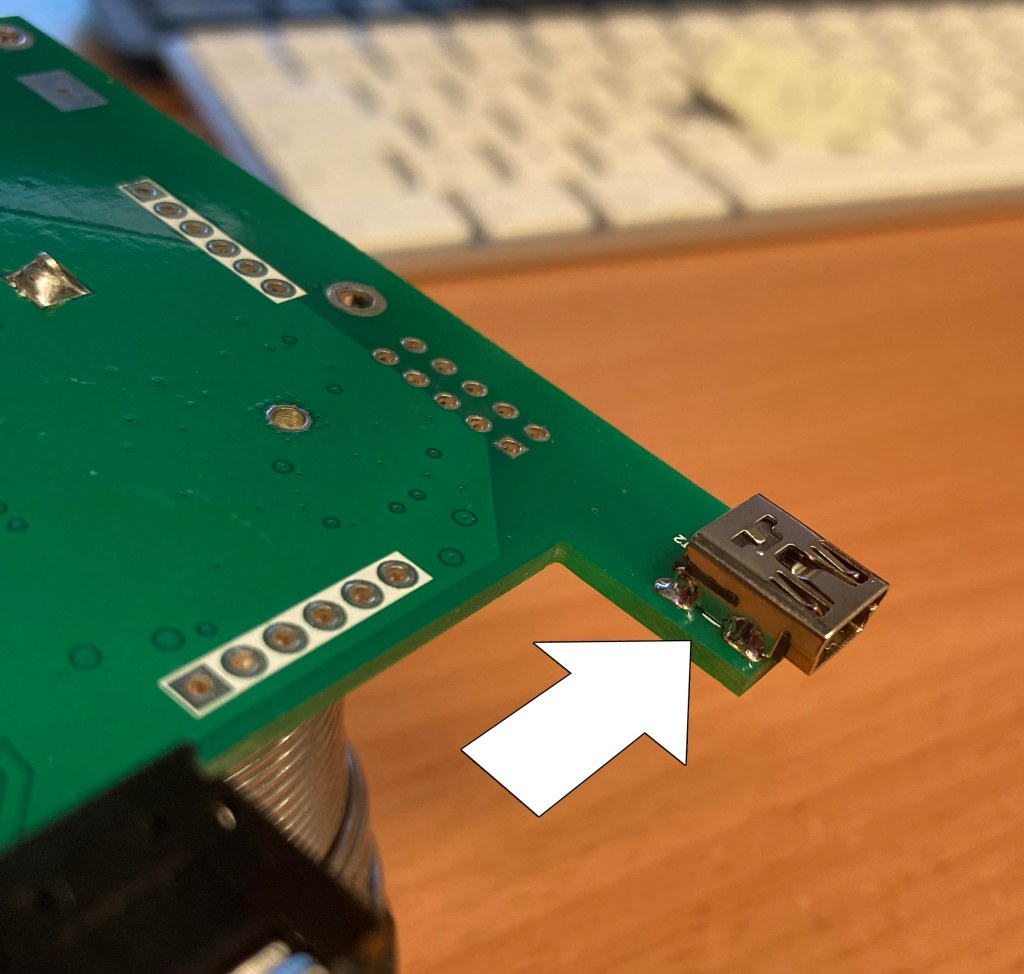 Fijación extra del nuevo conector mediante soldaduras superiores