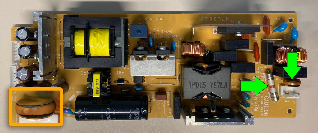 Fuente de alimentación con el fusible y el varistor a substituir