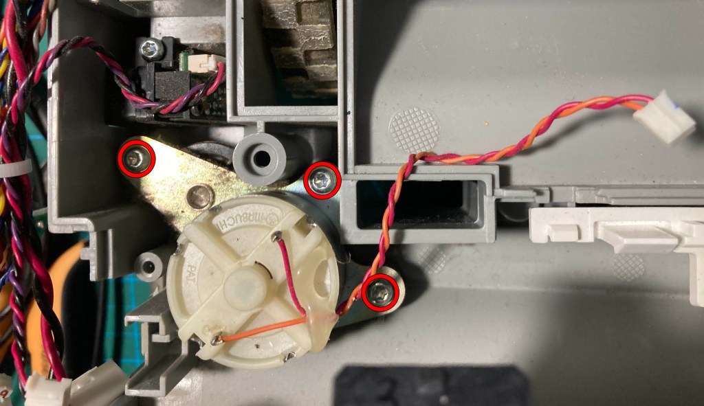 Extracción del motor del cepillo lateral