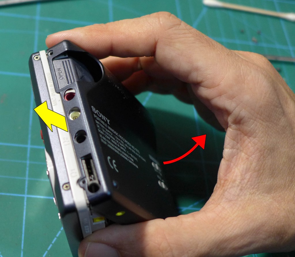 Forma de retirar el panel posterior